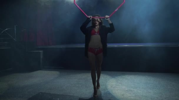 Sottile e sexy acrobata femminile aerea sul palco con cerchio aereo con luci spot sullo sfondo — Video Stock