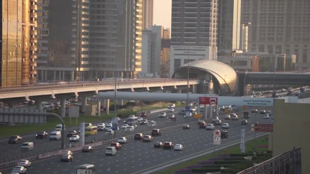 Dubai Financial Center, Egyesült Arab Emírségek Február, 2020: Forgalmas Sheikh Zayed Road, metró vasút és modern felhőkarcolók körül luxus Dubai város — Stock videók