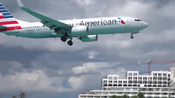 Philipsburg, St. Maarten April - 2018: Plane Landing at Princess Juliana International Airport Sxm Over People on Maho Beach — стокове відео