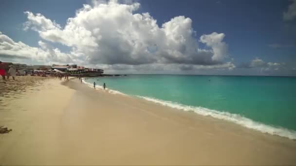 Maho Bay Beach, Saint Martin - juli 2019: Beroemd Maho Beach aan de Nederlandse kant van het Caribische eiland Saint Martin — Stockvideo