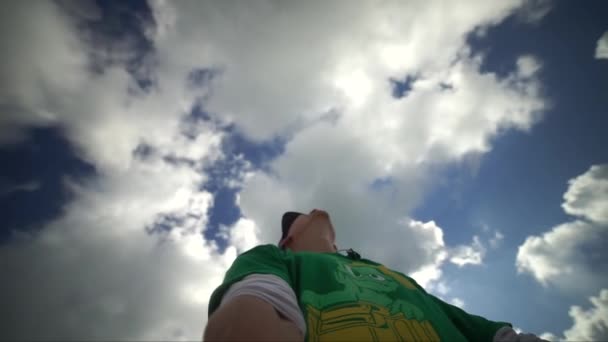 PHILIPSBURG, ST. MAARTEN Abril - 2018: Homem tomando selfie de Avião Aterrando no Aeroporto Internacional Princesa Juliana SXM Sobre Pessoas em Maho Beach — Vídeo de Stock