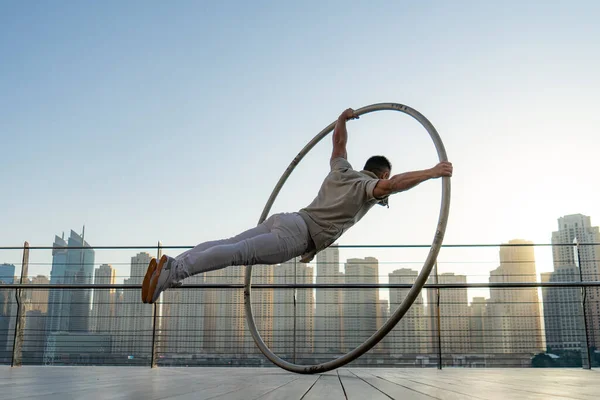Günbatımında Dubai 'nin şehir planına sahip Cyr Wheel sanatçısı