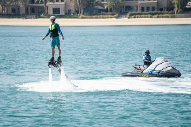 Dubai Ocak 2020. Su ekstrem spor. Adam su kaykayının orada uçuyor. Denizde aşırı dinlenme
