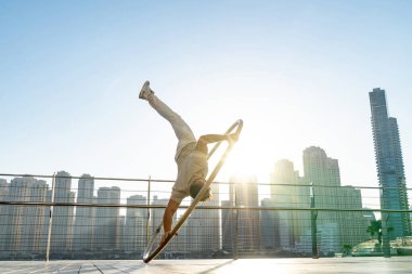Günbatımında Dubai 'nin şehir planına sahip Cyr Wheel sanatçısı