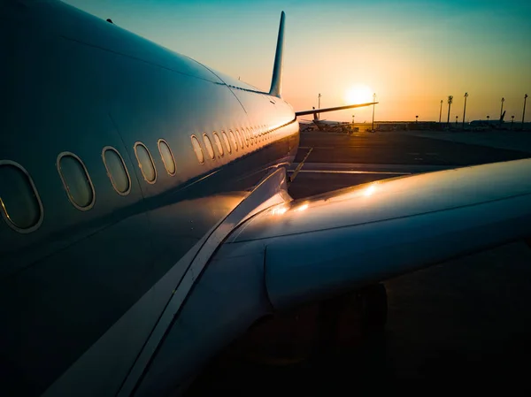 Primo piano di aeroplano con tramonto arancione molto morbido — Foto Stock
