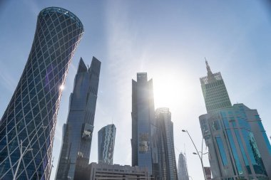 Gökyüzü arka planında kuleleri ve gökdelenleri olan modern şehir merkezi. Doha, Katar 2020