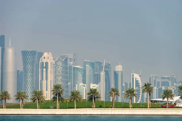 Vista panorámica del horizonte moderno de Doha con palmeras en primer plano. Concepto de medio ambiente saludable — Foto de Stock