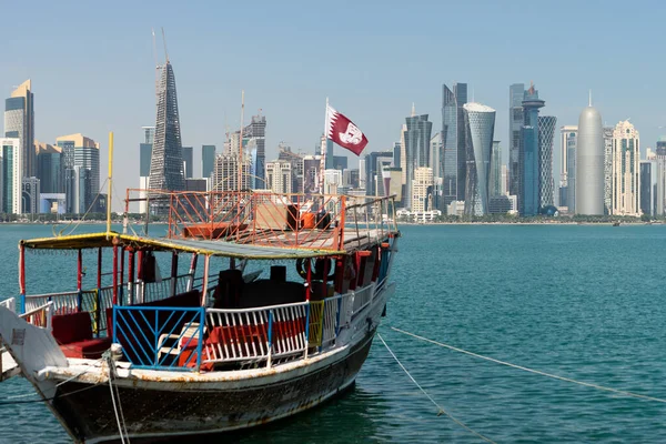 Arranha-céus no centro da cidade com água e barco primeiro plano de Doha, Qatar 2020 . — Fotografia de Stock