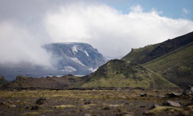 Volkanik manzaralı panoramik dağ manzarası. İzlanda 'da Laugavegur yürüyüşü