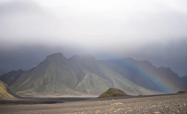 Panorámás kilátás vulkáni táj esőben szivárvány a hegyen. Izland, Laugavegur túraútvonal — Stock Fotó