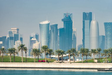 Doha 'nın Palms önplanlı modern ufuk çizgisinin panoramik görüntüsü. Sağlıklı çevre kavramı