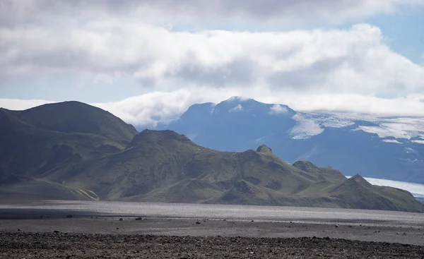 Panoramiczny widok na góry z wulkanicznym krajobrazem. Wycieczka Laugavegur w Islandii — Zdjęcie stockowe