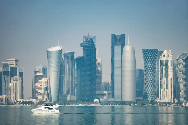Vista panorámica del horizonte moderno de Doha con el barco en primer plano. Concepto de riqueza y lujo — Foto de Stock