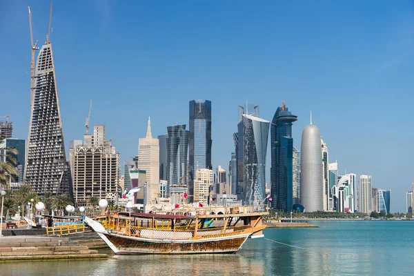 Wolkenkrabbers in het centrum van de stad met water en boot voorgrond van Doha, Qatar 2020. — Stockfoto