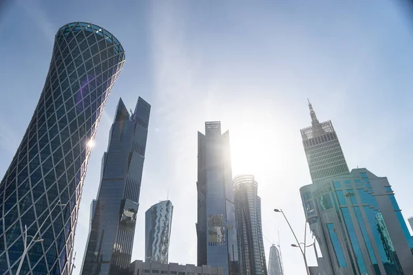 Moderno centro de la ciudad con torres y rascacielos sobre fondo de cielo soleado. Doha, Qatar 2020 — Foto de Stock