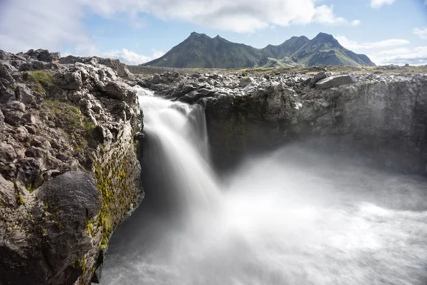Glatter Wasserfall über der Innri-Emstrua. Wanderweg Laugavegur — Stockfoto