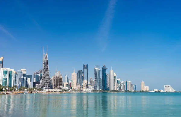 Vista del centro de la ciudad con rascacielos desde el otro lado del mar en Doha, Qatar — Foto de Stock