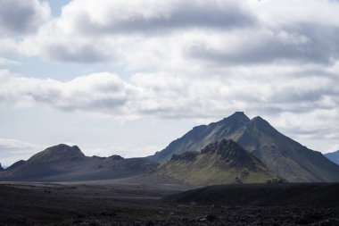 Volkanik manzaralı panoramik dağ manzarası. İzlanda 'da Laugavegur yürüyüşü