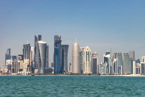 Uitzicht op het centrum van de stad met wolkenkrabbers van de andere kant van de zee in Doha, Qatar — Stockfoto