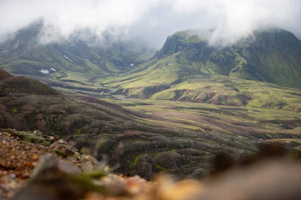 Widok na dolinę górską z zielonymi, mglistymi wzgórzami. Ścieżka turystyczna Laugavegur, Islandia — Zdjęcie stockowe