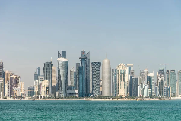 Kilátás a városközpontra felhőkarcolókkal a tenger túloldaláról Dohában, Katarban — Stock Fotó