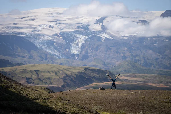 Молодой кавказский парень прыгает через горы и каньон на заднем плане по дороге из Лаугавегура в Исландию. Продвижение здорового образа жизни — стоковое фото