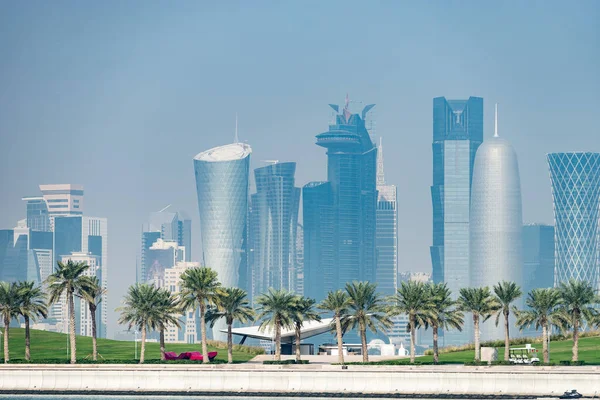 Vista panorámica del horizonte moderno de Doha con palmeras en primer plano. Concepto de medio ambiente saludable — Foto de Stock