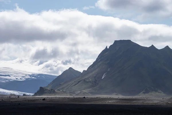 Pemandangan panorama gunung dengan lanskap vulkanik. Perjalanan Laugavegur di Islandia — Stok Foto