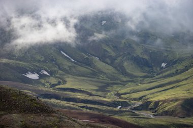Yeşil, sisli tepeli dağ vadisini görün. Laugavegur yürüyüş yolu, İzlanda