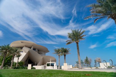 Doha, Katar. Güneşli bir günde Katar Ulusal Müzesi ile manzara