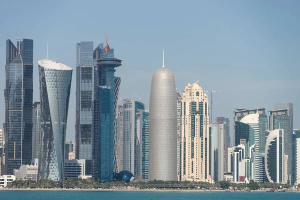 Vista del centro de la ciudad con rascacielos desde el otro lado del mar en Doha, Qatar — Foto de Stock