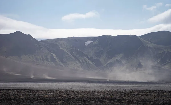 Panoramiczny widok na góry z krajobrazem wulkanicznym podczas burzy popiołowej. Wycieczka Laugavegur w Islandii — Zdjęcie stockowe