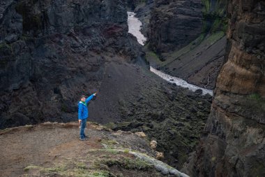 İzlanda, Laugavegur yolu üzerindeki dağ ve kanyon arka planında duran beyaz bir genç. Sağlıklı yaşam tarzını teşvik etmek