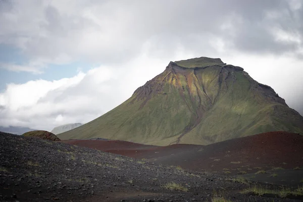 Panoramiczny widok na zieloną górę Hattafell z wulkanicznym krajobrazem. Wycieczka Laugavegur w Islandii — Zdjęcie stockowe