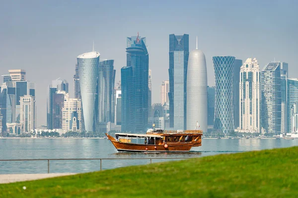 Doha 'nın modern ufuk çizgisinin panoramik manzarası ve tekne önplanı. Zenginlik ve lüks kavramı — Stok fotoğraf