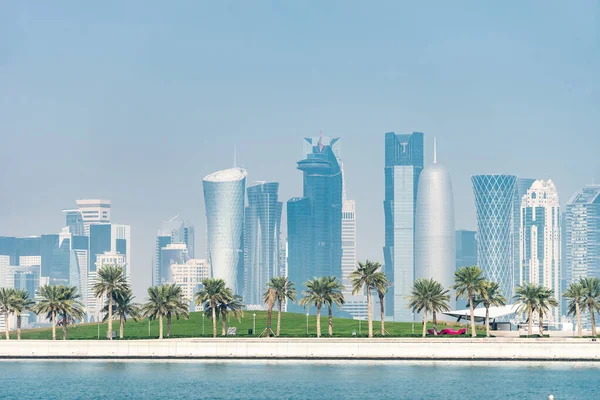 Vista panorámica del horizonte moderno de Doha con palmeras en primer plano. Concepto de medio ambiente saludable — Foto de Stock