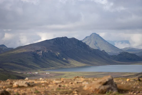 Widok na Hvanngil schronisko górskie i kemping z zielonymi wzgórzami, strumień rzeczny i jezioro. Ścieżka turystyczna Laugavegur, Islandia — Zdjęcie stockowe