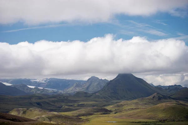 Widok na dolinę górską z zielonymi wzgórzami, strumień rzeczny i jezioro. Ścieżka turystyczna Laugavegur, Islandia — Zdjęcie stockowe