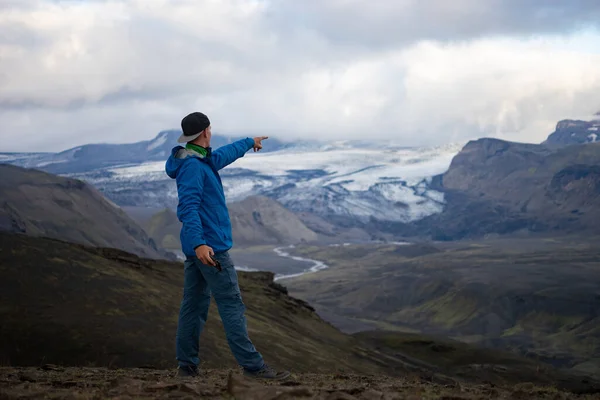 Parte trasera de un hombre caucásico alto que llevaba una chaqueta de pie sobre una montaña nevada en la pista de Laugavegur, Islandia. Promover un estilo de vida saludable — Foto de Stock