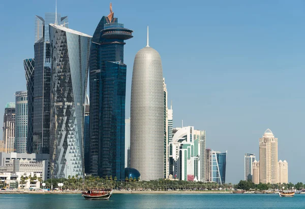 카타르 도하의 바다 건너편에서 고층 건물들이 있는 도시 중심부의 모습 — 스톡 사진