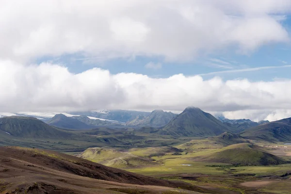 Vue vallée de montagne avec collines verdoyantes, cours d'eau et lac. Sentier de randonnée de Laugavegur, Islande — Photo