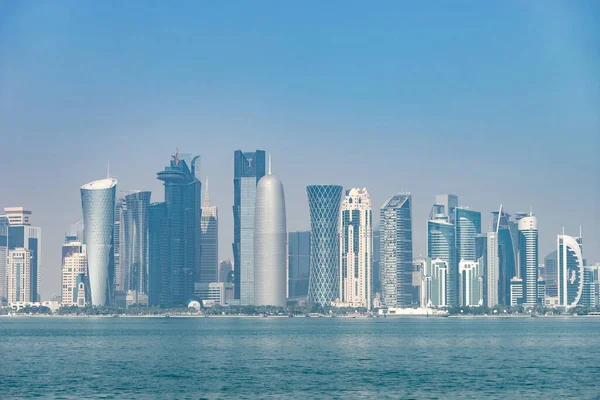 Vista panorámica del horizonte moderno de Doha. Concepto de riqueza y lujo — Foto de Stock