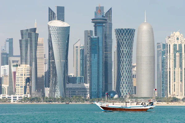 Rascacielos en el centro de la ciudad con agua y barco en primer plano de Doha, Qatar 2020 . — Foto de Stock