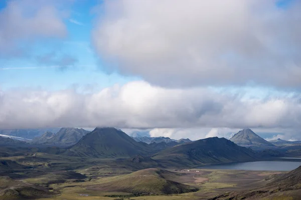 Kilátás hegyi völgy zöld dombok, folyó patak és tó. Laugavegur turistaút, Izland — Stock Fotó