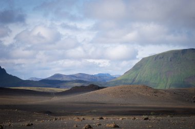 Volkanik manzaralı panoramik dağ manzarası. İzlanda 'da Laugavegur yürüyüşü