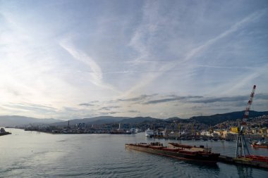 İtalya 'da bir yaz günü Ceneviz Limanı panoramik manzaralı büyük bir yük vinci.
