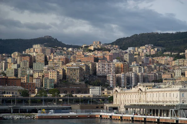 Genovan vanhan sataman arkkitehtuuri. Näkymä mereltä. Italia — kuvapankkivalokuva