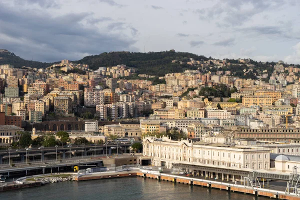 Arquitectura de la zona portuaria de Génova. Vista desde el mar. Italia —  Fotos de Stock