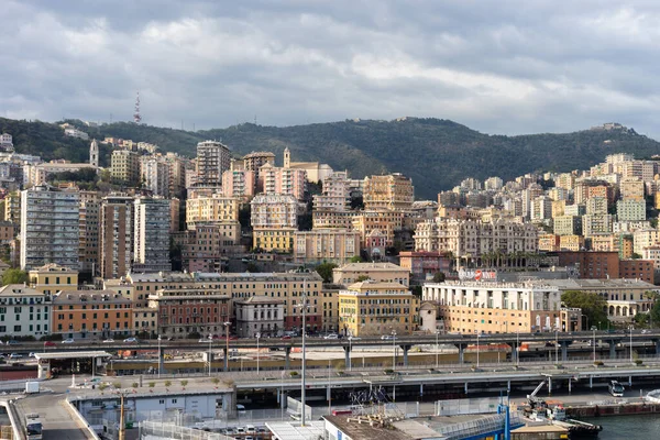 Genova régi kikötői területének építészete. Kilátás a tengerre. Olaszország — Stock Fotó