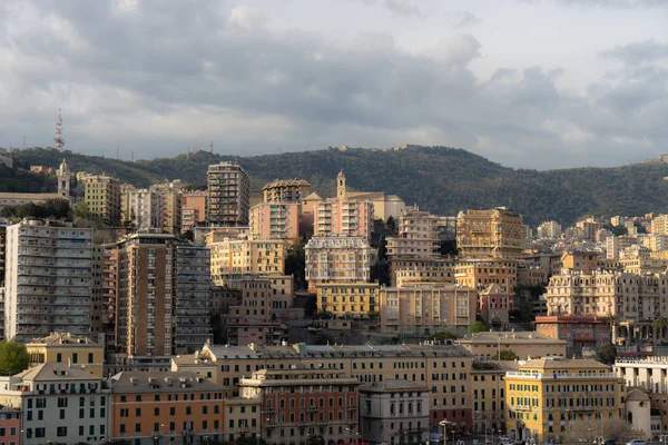 Genova régi kikötői területének építészete. Kilátás a tengerre. Olaszország — Stock Fotó